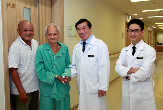 Thay van tim thành công, cụ ông 90 tuổi đi lại được sau 7 năm liệt giường ảnh 2